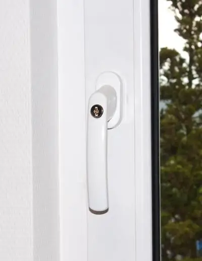 Abschließbarer Fenstergriff montiert