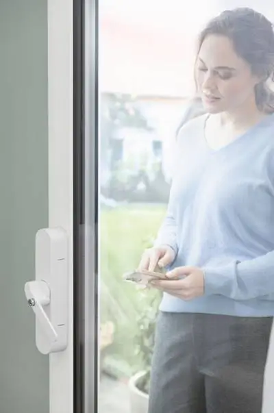 Automatischer elektrischer Fensterantrieb montiert