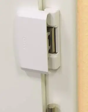 Scharnierseitensicherung montiert